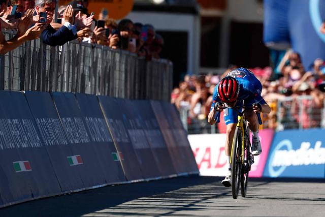Team Visma Lease a Bike Danish rider Jonas Vingegaard sprints to cross the finish line to win the 14th stage of the Giro d'Italia 2026 - Tour of Italy cycling race between Aosta and Pila (Gressan), Italy, on May 23, 2026. (Photo by Luca Bettini / AFP)