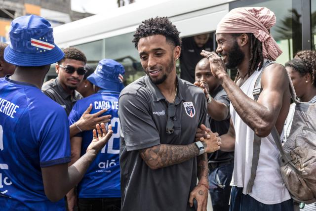 Cape Verde's forward Ryan Mendes (C) greets supporters ahead of a training session to prepare for their participation in the 2026 FIFA World Cup at Estadio Municipal 25 de Julho in Santa Cruz, on 23 May 2026. (Photo by PATRICK MEINHARDT / AFP)