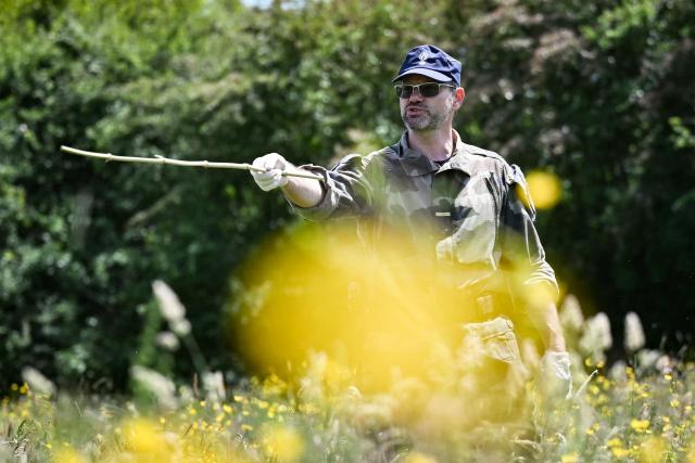 A French gendarme officer gives instructions to volunteers as they participate in a community search in Saint-Étienne-de-Montluc, western France on May 23, 2026, as they look for information relating to Manon Relandeau, who has been missing since March 27. Some 300 volunteers combed the area on the outskirts of Nantes in an effort to find clues relating to the 31-year-old farmer who has been missing for nearly two months. (Photo by Lou BENOIST / AFP)