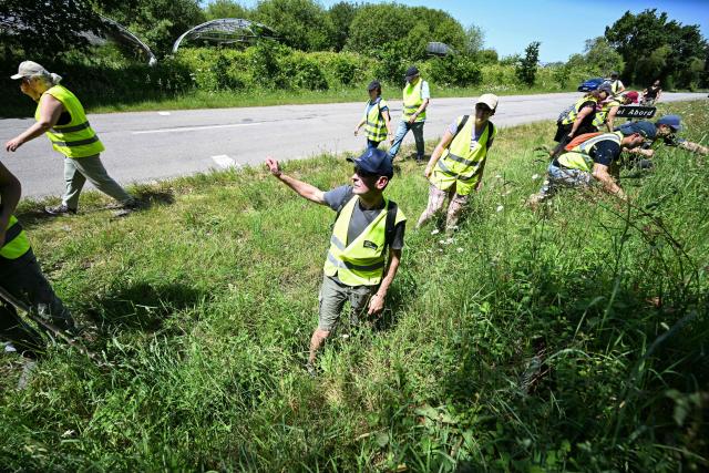A volunteer alerts French gendarmes after finding an element as he participates in a community search in Saint-Étienne-de-Montluc, western France on May 23, 2026, as they look for information relating to Manon Relandeau, who has been missing since March 27. Some 300 volunteers combed the area on the outskirts of Nantes in an effort to find clues relating to the 31-year-old farmer who has been missing for nearly two months. (Photo by Lou BENOIST / AFP)