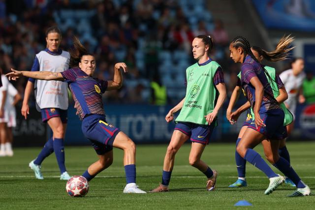 Barcelona's Norwegian forward #10 Caroline Hansen (C) warms up with teammates ahead of the UEFA Women's Champions League final football match between FC Barcelona and Olympique Lyonnais (OL) at the Ullevaal Stadium in Oslo, Norway on May 23, 2026. (Photo by Odd ANDERSEN / AFP)