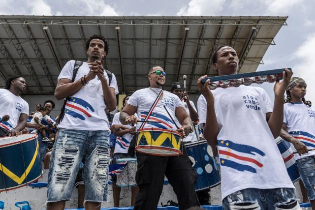 Members of a marching band perform as they follow the national team’s training session ahead of their participation in the 2026 FIFA World Cup at Estadio Municipal 25 de Julho in Santa Cruz on May 23, 2026. (Photo by PATRICK MEINHARDT / AFP)