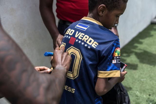 Cape Verde’s defender Sidny Lopes Cabral signs a Cape Verde football jersey at the end of a training session to prepare for their participation in the 2026 FIFA World Cup at Estadio Municipal 25 de Julho in Santa Cruz, on 23 May 2026. (Photo by PATRICK MEINHARDT / AFP)