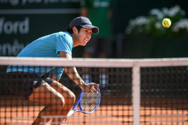US' Learner Tien eyes a ball as he plays a forehand return to Argentine's Mariano Navone during their men's singles final match at the ATP 250 Geneva Open tennis tournament in Geneva on May 23, 2026. (Photo by Fabrice COFFRINI / AFP)