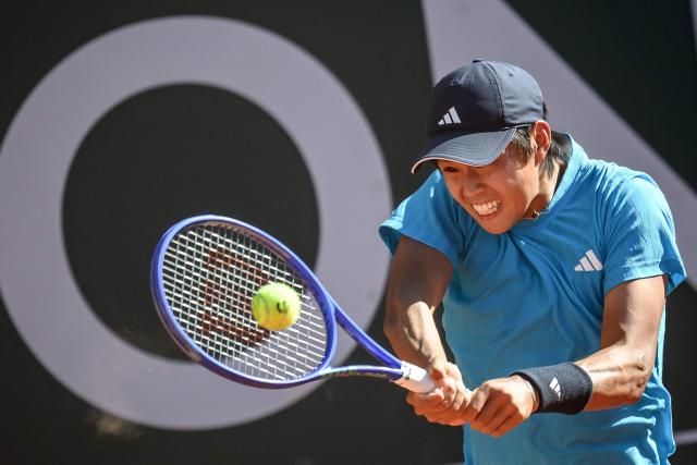 US' Learner Tien plays a forehand return to Argentine's Mariano Navone during their men's singles final match at the ATP 250 Geneva Open tennis tournament in Geneva on May 23, 2026. (Photo by Fabrice COFFRINI / AFP)