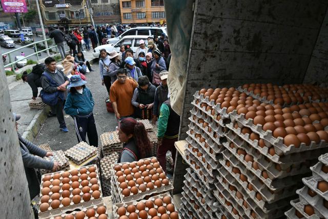 People line up to buy eggs in La Paz on May 23, 2026. The Bolivian government said it would deploy a police and military operation starting on the morning of May 23 to allow the passage of scarce goods into La Paz through roadblocks, as unions and Indigenous groups press their calls for President Rodrigo Paz to step down. (Photo by AIZAR RALDES / AFP)