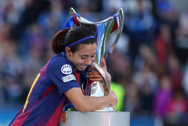TOPSHOT - Barcelona's Spanish midfielder #14 Aitana Bonmati hugs the Women's Champions League Trophy during the victory ceremony after FC Barcelona won the UEFA Women's Champions League final football match between FC Barcelona and Olympique Lyonnais (OL) at the Ullevaal Stadium in Oslo, Norway on May 23, 2026. (Photo by Odd ANDERSEN / AFP)
