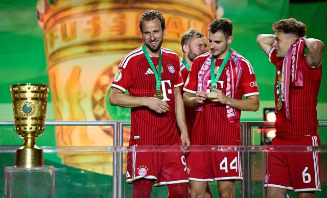 Bayern Munich's English forward #09 Harry Kane (L) and his teammates celebrate after the German Cup (DFB Pokal) final football match FC Bayern Munich v VfB Stuttgart at the Olympic Stadium in Berlin, on May 23, 2026. (Photo by Tobias SCHWARZ / AFP) / DFB REGULATIONS PROHIBIT ANY USE OF PHOTOGRAPHS AS IMAGE SEQUENCES AND QUASI-VIDEO.