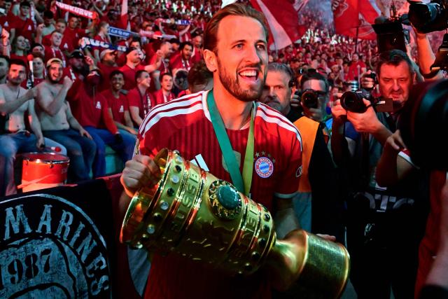 Bayern Munich's English forward #09 Harry Kane and his teammates celebrate with the trophy in front of their fans after the German Cup (DFB Pokal) final football match FC Bayern Munich v VfB Stuttgart at the Olympic Stadium in Berlin, on May 23, 2026. (Photo by Tobias SCHWARZ / AFP) / DFB REGULATIONS PROHIBIT ANY USE OF PHOTOGRAPHS AS IMAGE SEQUENCES AND QUASI-VIDEO.
