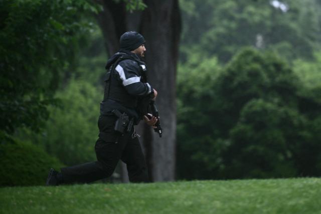 An armed Secret Service agent reacts at the White House in Washington, DC, after gunshots were apparently heard on May 23, 2026. (Photo by Brendan SMIALOWSKI / AFP)