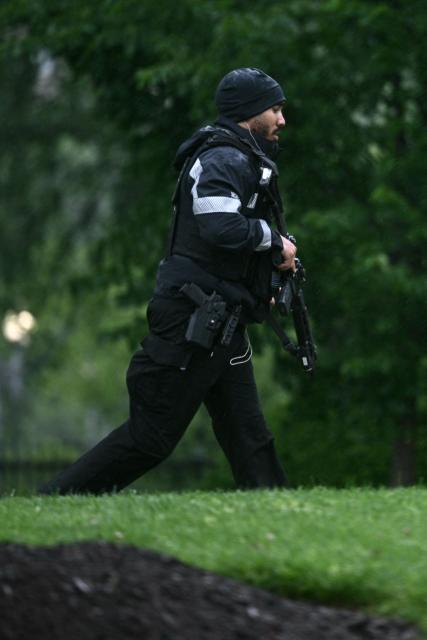 An armed Secret Service agent reacts at the White House in Washington, DC, after gunshots were apparently heard on May 23, 2026. (Photo by Brendan SMIALOWSKI / AFP)
