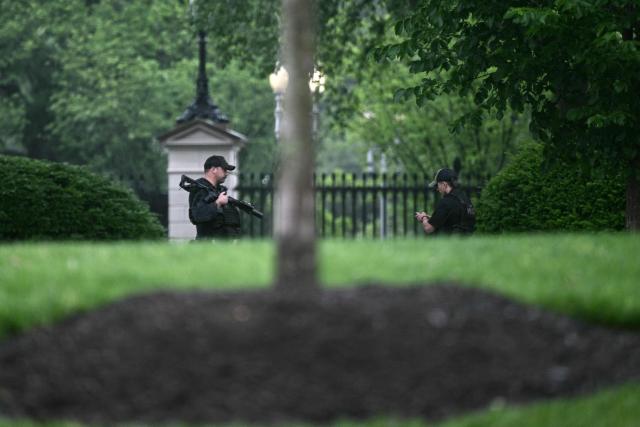 An armed Secret Service agent reacts at the White House in Washington, DC, after gunshots were apparently heard on May 23, 2026. (Photo by Brendan SMIALOWSKI / AFP)