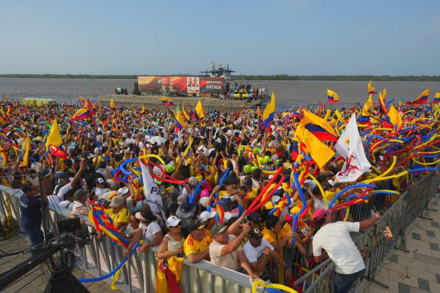 Supporters of Colombia's presidential candidate for the Defensores de la Patria party, Abelardo de la Espriella, awaits his arrival to his last campaign rally in Barranquilla, Colombia, on May 23, 2026. Colombia will hold presidential elections on May 31. (Photo by Vanessa ROMERO / AFP)