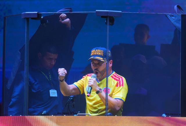 Colombia's presidential candidate for the Defensores de la Patria party, Abelardo de la Espriella, speaks behind a bulletproof glass during his last campaign rally in Barranquilla, Colombia on May 23, 2026. Colombia will hold presidential elections on May 31. (Photo by Vanessa ROMERO / AFP)