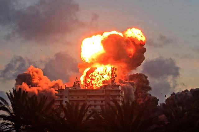 TOPSHOT - A fireball erupts from a building following an Israeli strike in Tyre, southern Lebanon, on May 28, 2026. The Israeli military said on May 28 it had begun new strikes on Hezbollah infrastructure around the southern Lebanese city of Tyre after issuing an evacuation warning to its residents. (Photo by KAWANT HAJU / AFP)