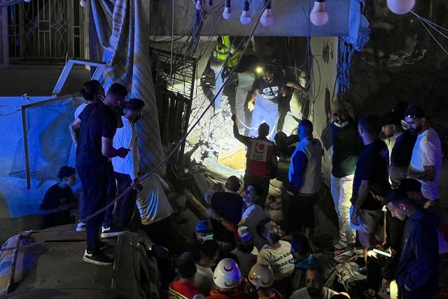 First responders and local residents inspect the damage to a building following an Israeli strike in Tyre, southern Lebanon, on May 28, 2026. The Israeli military said on May 28 it had begun new strikes on Hezbollah infrastructure around the southern Lebanese city of Tyre after issuing an evacuation warning to its residents. (Photo by KAWANT HAJU / AFP)