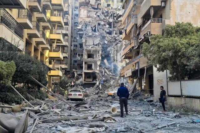 TOPSHOT - People look at the damages at the site of an Israeli strike in Tyre, southern Lebanon, on May 28, 2026. The Israeli military said on May 28 it had begun new strikes on Hezbollah infrastructure around the southern Lebanese city of Tyre after issuing an evacuation warning to its residents. (Photo by KAWNAT HAJU / AFP)