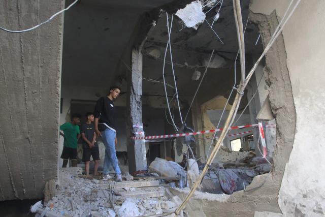 Residents search the rubble of their destroyed home following a dawn Israeli air raid on the southern Lebanese city of Sidon  on May 28, 2026. Israel the previous day had declared all areas south of Lebanon's Zahrani River - an area roughly 40 kilometres (25 miles) from the border and including Tyre - as "combat zones" and told residents to evacuate ahead of attacks against Iran-backed Hezbollah. Lebanon was drawn into the Middle East war on March 2 when Tehran-backed militant group Hezbollah launched attacks on Israel to avenge the killing of the Iranian leader. Israel has responded with broad strikes across Lebanon and a ground offensive. (Photo by Mahmoud ZAYAT / AFP)