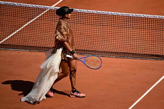 TOPSHOT - Japan's Naomi Osaka warms up prior to her women's singles match against Croatia's Donna Vekic on day 5 of the French Open tennis tournament on Court Simonne-Mathieu at the Roland-Garros Complex in Paris on May 28, 2026. (Photo by JULIEN DE ROSA / AFP)