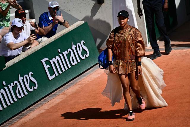 TOPSHOT - Japan's Naomi Osaka arrives prior to her women's singles match against Croatia's Donna Vekic on day 5 of the French Open tennis tournament on Court Simonne-Mathieu at the Roland-Garros Complex in Paris on May 28, 2026. (Photo by JULIEN DE ROSA / AFP)