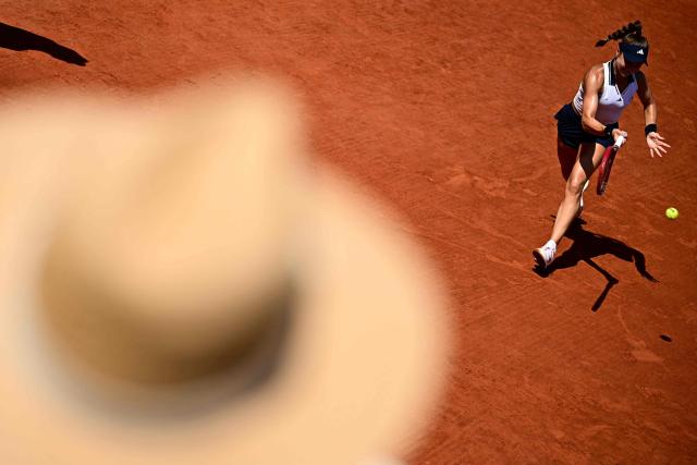 US Iva Jovic plays a forehand return to US Emma Navarro during their women's singles match on day 5 of the French Open tennis tournament at the Roland-Garros Complex in Paris on May 28, 2026. (Photo by JULIEN DE ROSA / AFP)
