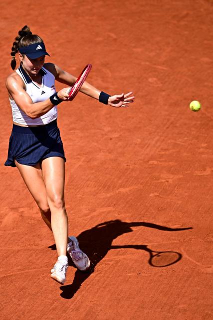 US Iva Jovic plays a forehand return to US Emma Navarro during their women's singles match on day 5 of the French Open tennis tournament at the Roland-Garros Complex in Paris on May 28, 2026. (Photo by JULIEN DE ROSA / AFP)