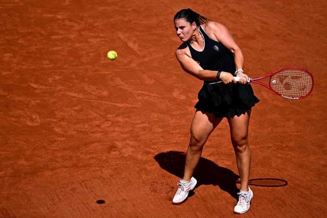 US Emma Navarro plays a backhand return to US Iva Jovic during their women's singles match on day 5 of the French Open tennis tournament at the Roland-Garros Complex in Paris on May 28, 2026. (Photo by JULIEN DE ROSA / AFP)
