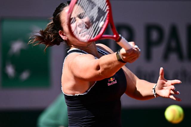 US Emma Navarro plays a forehand return to US Iva Jovic during their women's singles match on day 5 of the French Open tennis tournament at the Roland-Garros Complex in Paris on May 28, 2026. (Photo by JULIEN DE ROSA / AFP)