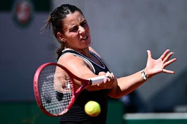 US Emma Navarro plays a forehand return to US Iva Jovic during their women's singles match on day 5 of the French Open tennis tournament at the Roland-Garros Complex in Paris on May 28, 2026. (Photo by JULIEN DE ROSA / AFP)