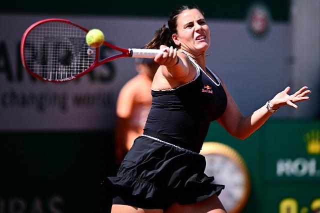 US Emma Navarro plays a forehand return to US Iva Jovic during their women's singles match on day 5 of the French Open tennis tournament at the Roland-Garros Complex in Paris on May 28, 2026. (Photo by JULIEN DE ROSA / AFP)