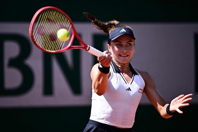 US Iva Jovic plays a forehand return to US Emma Navarro during their women's singles match on day 5 of the French Open tennis tournament at the Roland-Garros Complex in Paris on May 28, 2026. (Photo by JULIEN DE ROSA / AFP)