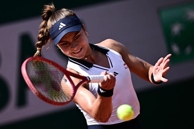 US Iva Jovic plays a forehand return to US Emma Navarro during their women's singles match on day 5 of the French Open tennis tournament at the Roland-Garros Complex in Paris on May 28, 2026. (Photo by JULIEN DE ROSA / AFP)