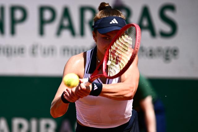 US Iva Jovic plays a backhand return to US Emma Navarro during their women's singles match on day 5 of the French Open tennis tournament at the Roland-Garros Complex in Paris on May 28, 2026. (Photo by JULIEN DE ROSA / AFP)