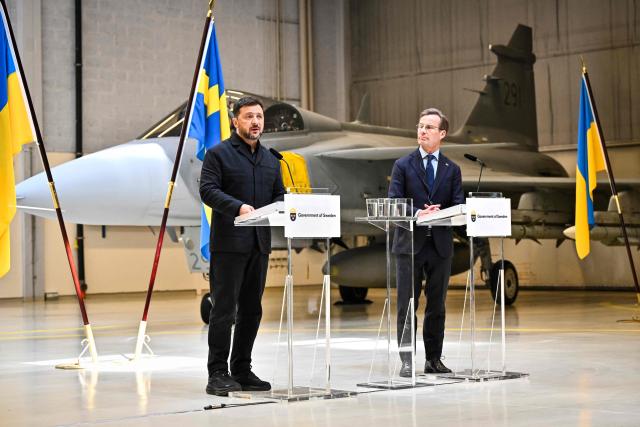 Ukraine's President Volodymyr Zelensky (L) and Swedish Prime Minister Ulf Kristersson address a press conference at the F16 air flotilla in Uppsala, Sweden on May 28, 2026. (Photo by Christine Olsson/TT / various sources / AFP) / Sweden OUT