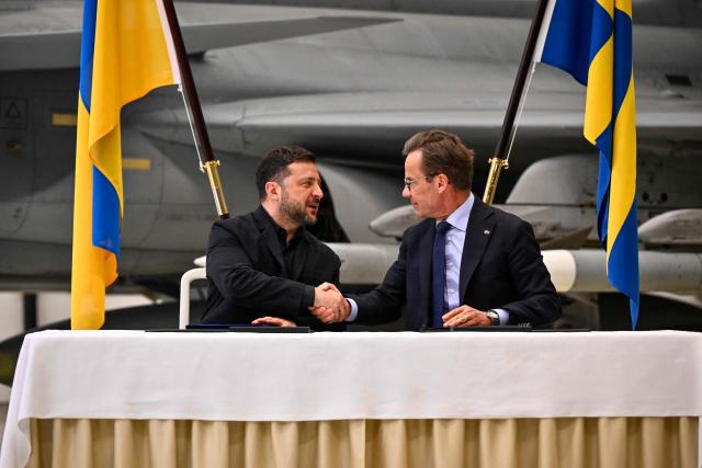 Ukraine's President Volodymyr Zelensky (L) and Swedish Prime Minister Ulf Kristersson shake hands at a press conference at the F16 air flotilla in Uppsala, Sweden on May 28, 2026. (Photo by Christine Olsson/TT / various sources / AFP) / Sweden OUT