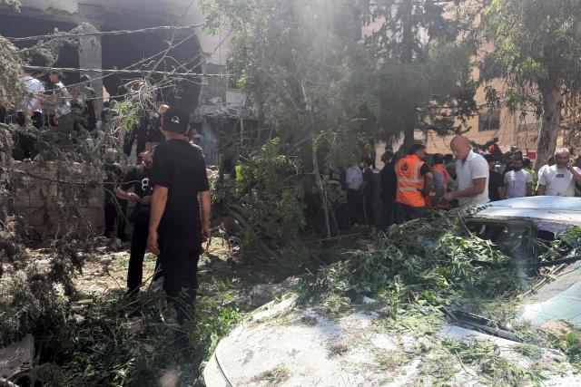 Rescue workers and local residents inspect the damage to a building following an Israeli air strike in the Choueifat area, south of Beirut on the outskirts of the capitals southern suburbs, on May 28, 2026. A Lebanese military source told AFP that an Israeli strike hit an apartment south of Beirut on May 28, shortly after Israel's military said it launched a strike on the capital. The Israeli military said it launched an airstrike on the Lebanese capital Beirut after earlier strikes on the country's south killed at least 12 people, including two children, and wounded 21 others. (Photo by Ibrahim AMRO / AFP)