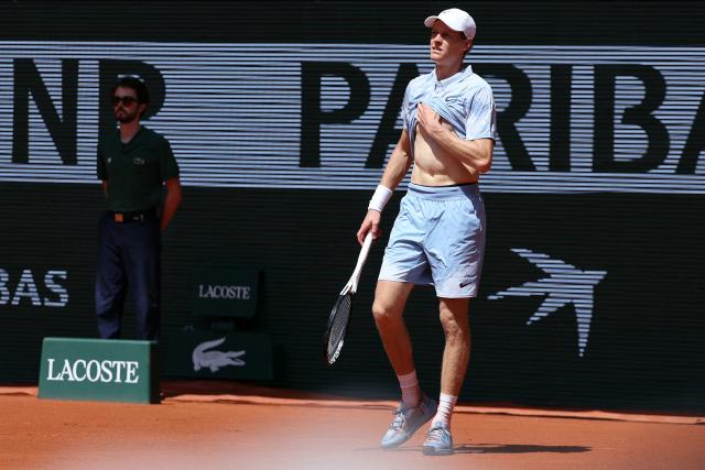 Italy's Jannik Sinner reacts during his men's singles match against Argentina's Juan Manuel Cerundolo on day 5 of the French Open tennis tournament on Court Philippe-Chatrier at the Roland-Garros Complex in Paris on May 28, 2026. (Photo by Alain JOCARD / AFP)