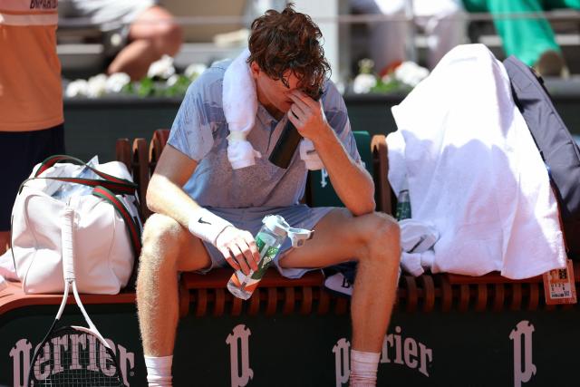 Italy's Jannik Sinner reacts during a break in play in his men's singles match against Argentina's Juan Manuel Cerundolo on day 5 of the French Open tennis tournament on Court Philippe-Chatrier at the Roland-Garros Complex in Paris on May 28, 2026. (Photo by ALAIN JOCARD / AFP)