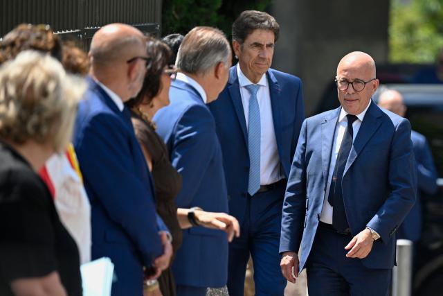 Mayor of Nice Eric Ciotti (R) arrives in the Les Moulins neighbourhood in Nice, south-eastern France on May 28, 2026. (Photo by Frederic Dides / AFP)