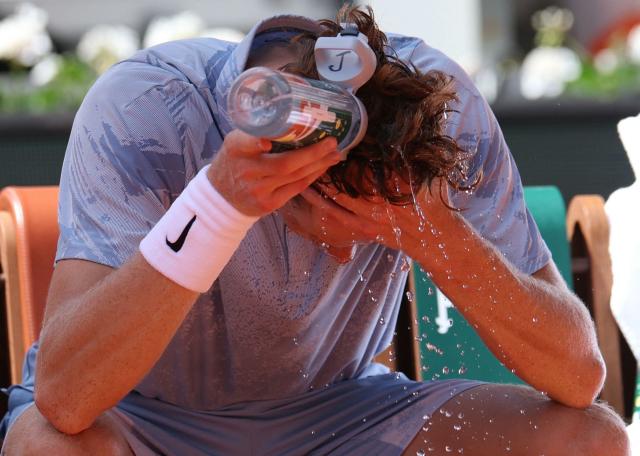 Italy's Jannik Sinner tries to cool down during a break of play in his men's singles match against Argentina's Juan Manuel Cerundolo on day 5 of the French Open tennis tournament on Court Philippe-Chatrier at the Roland-Garros Complex in Paris on May 28, 2026. (Photo by ALAIN JOCARD / AFP)