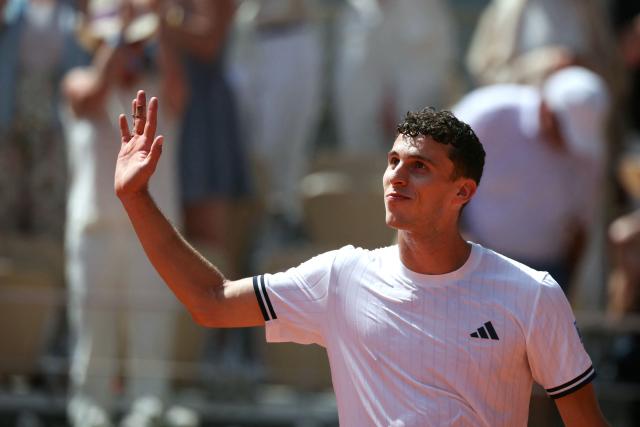 Argentina's Juan Manuel Cerundolo celebrates his victory against Italy's Jannik Sinner at the end of their men's singles match on day 5 of the French Open tennis tournament on Court Philippe-Chatrier at the Roland-Garros Complex in Paris on May 28, 2026. (Photo by Alain JOCARD / AFP)