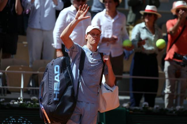 Italy's Jannik Sinner acknowledges the crowd as he reacts to his men's singles match defeat to Argentina's Juan Manuel Cerundolo on day 5 of the French Open tennis tournament on Court Philippe-Chatrier at the Roland-Garros Complex in Paris on May 28, 2026. (Photo by Alain JOCARD / AFP)