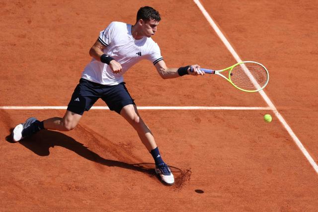 Argentina's Juan Manuel Cerundolo plays a forehand return to Italy's Jannik Sinner during their men's singles match on day 5 of the French Open tennis tournament on Court Philippe-Chatrier at the Roland-Garros Complex in Paris on May 28, 2026. (Photo by ALAIN JOCARD / AFP)