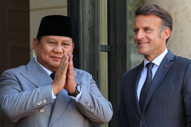 France's President Emmanuel Macron (R) welcomes Indonesia's President Prabowo Subianto ahead of a meeting at The Elysee Presidential Palace in Paris on May 28, 2026. (Photo by Ludovic MARIN / AFP)
