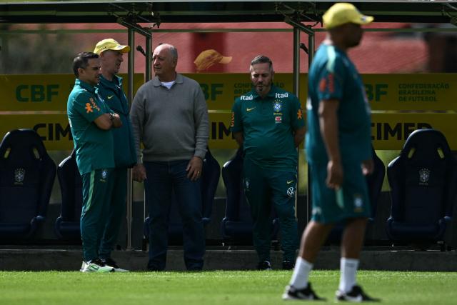 Brazil's coach, Italian Carlo Ancelotti (2-L), speaks with Brazil's former coach (2002 and 2014) Luiz Felipe Scolari (C) during a training session at the Granja Comary training center in Teresopolis, Rio de Janeiro, Brazil, on May 28, 2026, ahead of the FIFA World Cup 2026. (Photo by MAURO PIMENTEL / AFP)