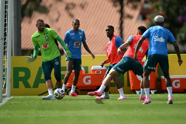 (L-R) Brazil's Weverton, Rafinha, Rayan, Mateus Cunha and Wesley take part in a training session at the Granja Comary training center in Teresopolis, Rio de Janeiro, Brazil, on May 28, 2026, ahead of the FIFA World Cup 2026. (Photo by MAURO PIMENTEL / AFP)