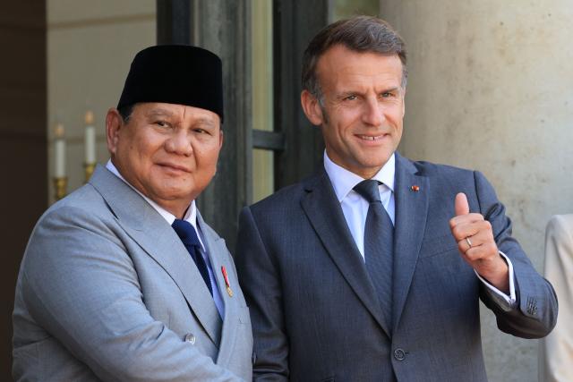 France's President Emmanuel Macron (R) gestures as he welcomes Indonesia's President Prabowo Subianto ahead of a meeting at The Elysee Presidential Palace in Paris on May 28, 2026. (Photo by Ludovic MARIN / AFP)