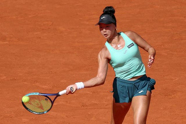 US Ann Li plays a forehand return to France's Diane Parry during their women's singles match on day 5 of the French Open tennis tournament on Court Philippe-Chatrier at the Roland-Garros Complex in Paris on May 28, 2026. (Photo by ALAIN JOCARD / AFP)