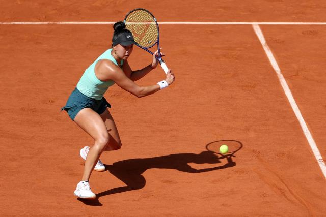US Ann Li plays a backhand return to France's Diane Parry during their women's singles match on day 5 of the French Open tennis tournament on Court Philippe-Chatrier at the Roland-Garros Complex in Paris on May 28, 2026. (Photo by ALAIN JOCARD / AFP)