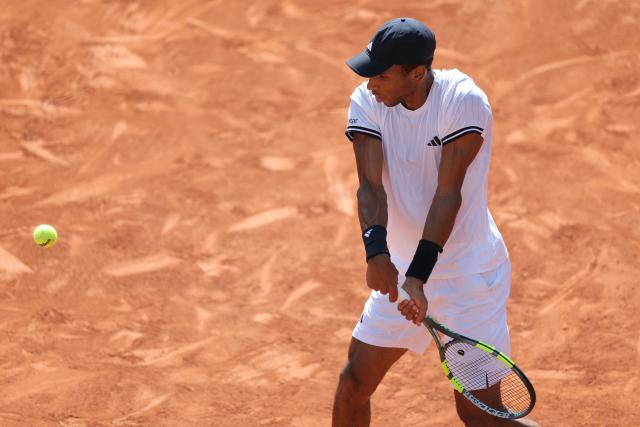 Canada's Felix Auger-Aliassime plays a backhand return to Argentina's Roman Andres Burruchaga during their men's singles match on day 5 of the French Open tennis tournament on Court Simonne-Mathieu at the Roland-Garros Complex in Paris on May 28, 2026. (Photo by Thomas SAMSON / AFP)
